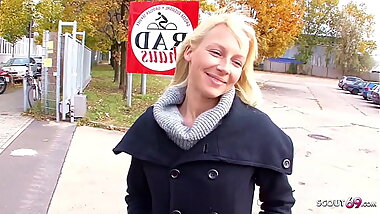 Junge deutsche Studentin auf der Strasse f&uuml_r Porno Casting abgeschleppt