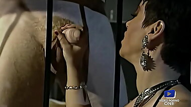 Elodie Ch&eacute_rie, dominatrice sexy, encul&eacute_e pas un prisonnier sp&eacute_cial