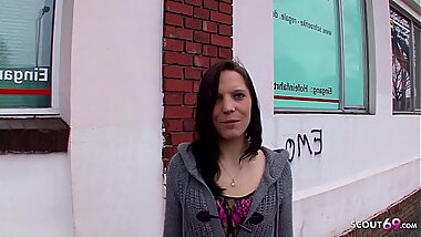 Deutsches Schlankes Teen von alten Typen abgeschleppt und AO gefickt