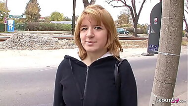 Sch&uuml_chterne Jungfrau Studentin nach der Uni von alten Sack f&uuml_r Sex bezahlt