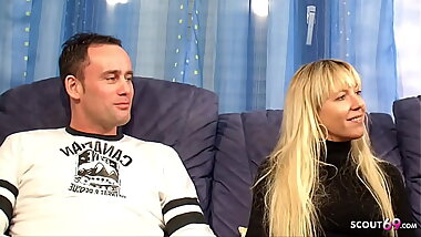 REIFE DEUTSCHE FRAU ZEIGT JUNGEN PAAR WIE SIE MIT SEINEM DICKEN SCHWANZ FICKT