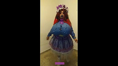 La transexuelle aux gros seins qui aime modeler ses robes